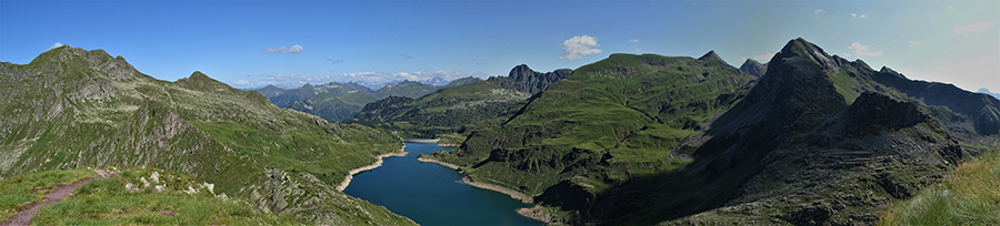 Dalla Cima di Mezzeno (2320 m) vista panoramica a nord verso i Laghi Gemelli